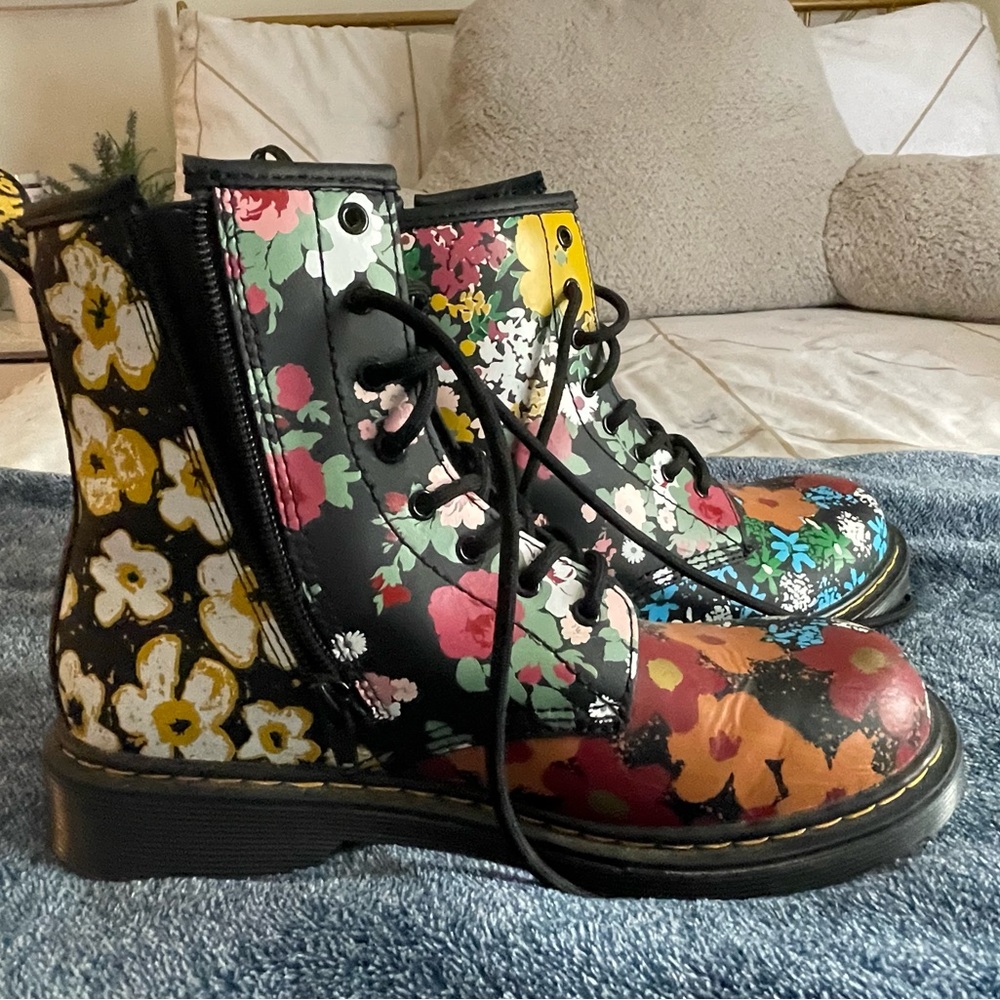 Girls Dr Martwns AirWair, Size 6.
